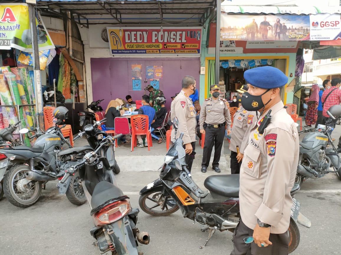 Dansat Brimob Polda Riau Cek Pelaksanaan Vaksinasi di kabupaten Rohil